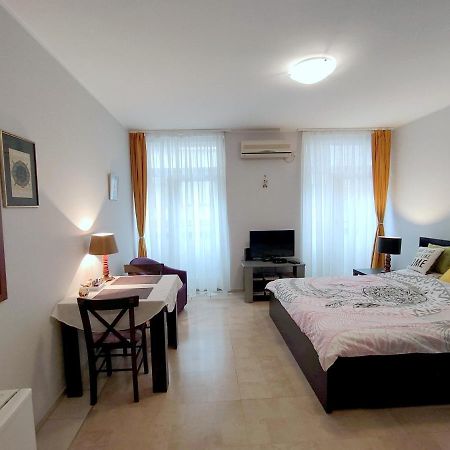 City Center Lovely Studio Apartment Beograd Bagian luar foto