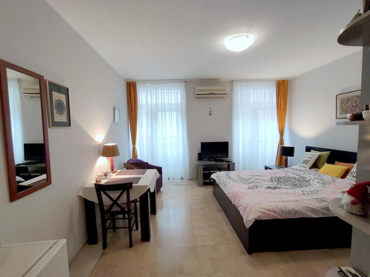 City Center Lovely Studio Apartment Beograd Bagian luar foto