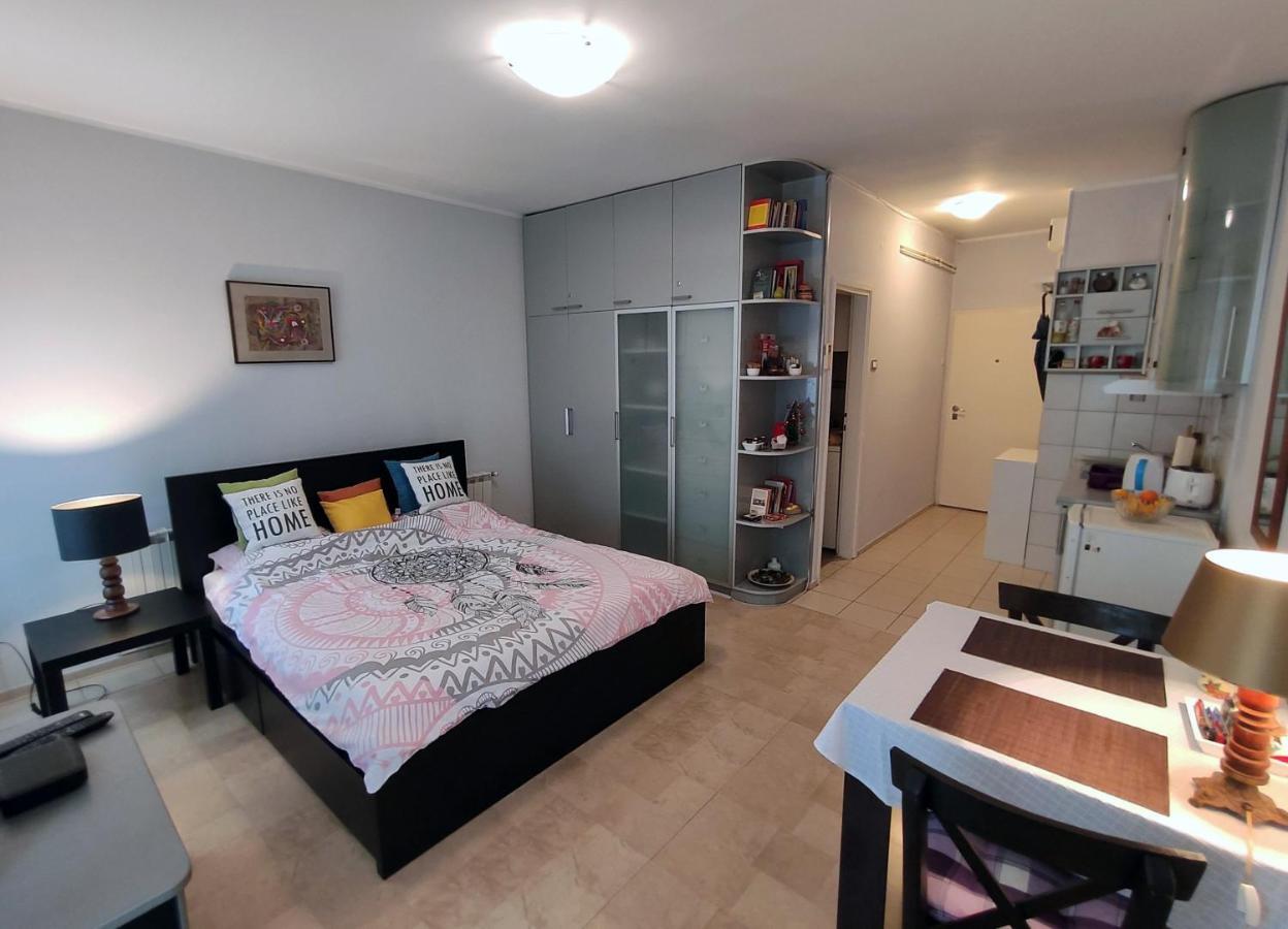 City Center Lovely Studio Apartment Beograd Bagian luar foto